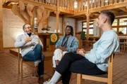 Kann man sich seine Heimat selbst schaffen? Um das herauszufinden, spricht Eric Mayer (r.) mit Pfarrer Dr. Markus Ambrosy (l.) und Christina Bukalo (M.), die staatenlos ist.