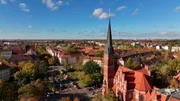 Die besten Entdeckungen und Tipps für Pankow. Im Florakiez gibt es Blaubeer- und Rote Bete-Pralinen, um die Karower Teiche kann man bei Wind und Wetter gut spazieren und wer Lust auf ein letztes Bier hat, schaut in der „Eiche“ vorbei - Pankows älteste Kneipe. Eine ziemlich gute Idee, mal wieder den Berliner Norden zu besuchen. - St. Georg Kirche in Pankow.