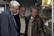 Die Kommissare stoßen in der Asservatenkammer auf alte Ermittlungsakten. Von links: Kriminalhauptkommissar Franz Leitmayr (Udo Wachtveitl), Kommissar Sirsch (Fred Stillkrauth) und Kriminalhauptkommissar Ivo Batic (Miroslav Nemec).