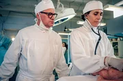 Bei der Geburt des Babys von Prof. Prokop bittet Prof. Kraatz (Uwe Ochsenknecht, l.) erstmals Dr. Ingeborg Rapoport (Nina Kunzendorf, r.) in den Kreißsaal.