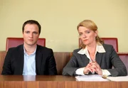Paul steht vor Gericht. Die Erleichterung ist groß, als er von jeglicher Schuld am Tod seiner Mutter freigesprochen wird. Paul Stickler (Achim Schelhas, links) mit Dr. Pfleger (Alexandra Maria Timmel).
