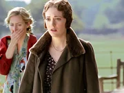 MDR Fernsehen HERCULE POIROT: DAS EULENHAUS, "Poirot: The Hollow". CLAIRE PRICE als Gerda Christow und MEGAN DODDS als Henrietta Savernake begreift, dass John Christow wirklich tot ist.
