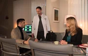 Sarah Marquardt (Alexa Maria Surholt, re.) begrüßt herzlich den neuen Kollegen Dr. Ilay Demir (Tan Çağlar, li.). Die erste Begegnung mit Chefarzt Dr. Kai Hoffmann (Julian Weigend, mi.) verläuft eher weniger herzlich.