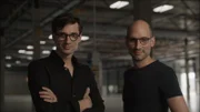 Daniel Schall (l.) und Sebastian Schall (r.), die beiden Gründer von Black Semiconductor, stehen in der Produktionshalle der Firma in Aachen. Hier sollen künftig die hocheffizienten Halbleiter produziert werden, für die sie eine neuartige Technologie entwickelt haben.