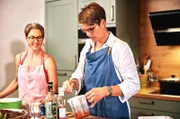 In der Küche: Simone Gutting (r.) und ihre Schwester Maren Schindler