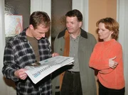 MDR Fernsehen IN ALLER FREUNDSCHAFT FOLGE 67, "Zerreißprobe", am Donnerstag (03.05.12) um 12:30 Uhr. Überraschend erscheint Roland (Thomas Rühmann, Mitte) in der Wohnung von Kathrin (Andrea K. Loewig, re.) und Achim (Holger Daemgen, li.). Er bittet Achim, Dr. Barach bei einer schwierigen Operation zu assistieren. Das vierwöchige OP-Verbot für seinen Freund ist damit aufgehoben.