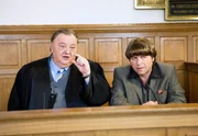 NDR Fernsehen DER DICKE, "Glaubensfragen", am Montag (14.11.11) um 21:00 Uhr. Vor Gericht: Ehrenberg (Dieter Pfaff, l.) vertritt den prominenten Schlagersänger Michael Michelsen (Uwe Fellensiek, r.).