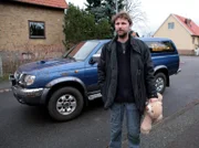 Ralf (Shanti Roney) gründet eine Bürgerwehr.