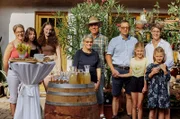 Familie Gutting bei der Begrüßung. V.l.n.r.: Schwester Maren Schindler, Nichte Charlotte Schindler, Nichte Helena Schindler, Mutter Regina Gutting, Vater Franz Gutting, Ehemann Michael Kraus, Tochter Franziska Gutting, Simone Gutting, Tochter Antonia Gutting