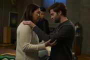 L-R: Myrna Schmitt (Michelle Gardner), Dr. Nico Kim (Alex Landi) und Dr. Levi Schmitt (Jake Borelli)