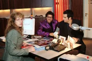 David (Mathis Künzler, r.) ist schockiert, dass Rokko (Manuel Cortez, M.) und Lisa (Alexandra Neldel, l.) die Parfümkampagne ohne Mariellas Namen starten wollen. (Dieses Foto von Alexandra Neldel darf nur in Zusammenhang mit der Berichterstattung über die Serie "Verliebt in Berlin" veröffentlicht und verbreitet werden.)