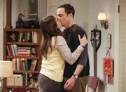 Noch können Sheldon (Jim Parsons) und Amy (Mayim Bialik) auf Wolke Sieben schweben, doch schon bald wird sie für ein Sommerstipendium zur Princeton Uni aufbrechen ...