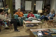 Verfallen alle in eine depressive Stimmung, in der nur noch Richard Feynman helfen kann: Leonard, Raj, Sheldon, Howard und Penny. Verfallen alle in eine depressive Stimmung, in der nur noch Richard Feynman helfen kann: Leonard, Raj, Sheldon, Howard und Penny.
