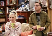 Penny (Kaley Cuoco, l.) und Leonard (Johnny Galecki, r.) suchen verzweifelt nach coolen Dingen, die sie im letzten Jahr erlebt haben.