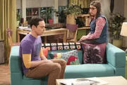 Amy (Mayim Bialik, r.) versucht, Sheldon (Jim Parsons, l.) zu tr&ouml;sten ...