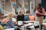 Treffen die letzten Hochzeitsvorbereitungen: Bernadette (Melissa Rauch), Penny (Kaley Cuoco) und Amy (Mayim Bialik). Treffen die letzten Hochzeitsvorbereitungen: Bernadette (Melissa Rauch), Penny (Kaley Cuoco) und Amy (Mayim Bialik).