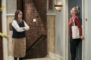 Amy (Mayim Bialik, l.); Penny (Kaley Cuoco, r.)