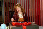 Lisa (Alexandra Neldel) hadert, ob sie zum Maskenball gehen soll - Sie blickt auf das Paket von Rokko - und kann ihre Neugier nicht länger zügeln ... - (Dieses Foto von Alexandra Neldel darf nur in Zusammenhang mit der Berichterstattung über die Serie "Verliebt in Berlin" veröffentlicht und verbreitet werden.)