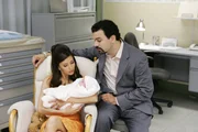 Da Carlos (Ricardo Antonio Chavira r.) und Gabrielle (Eva Longoria, l.) befürchten, dass mit der Adoption etwas schief geht, nehmen sie es in ihre eigenen Hände ...