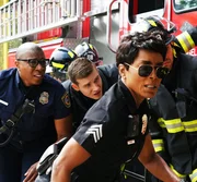 (v.l.n.r.) Henrietta "Hen" Wilson (Aisha Hinds); Evan "Buck" Buckley (Oliver Stark); Athena Grant (Angela Bassett); Eddie Diaz (Ryan Guzman)