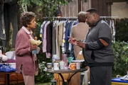 Miss Simpson (Marla Gibbs, l.); Calvin Butler (Cedric the Entertainer, r.)