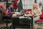 Tina Butler (Tichina Arnold, l.); Gemma Johnson (Beth Behrs, r.)