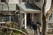 Holmes (Jonny Lee Miller, M.), Watson (Lucy Liu, r.) und Captain Gregson (Aidan Quinn, l.) ermitteln in einem Fall, bei dem zwei Männer sich scheinbar gegenseitig erschossen haben.