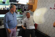 Von den Fähigkeiten des Koches ist sogar Frank Rosin (l.) begeistert ...