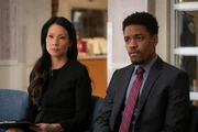 Watson (Lucy Liu, l.) ist schockiert, als sie am Tatort eines Raub&uuml;berfalls in einem der get&ouml;teten Opfer Emil Kurtz erkennt, der Holmes Vater f&uuml;r sie seit einiger Zeit ausspionierte. Sie glaubt deshalb, dass er das eigentliche Ziel war und geht der Sache mit Detective Bell (Jon Michael Hill, r.) nach ...
