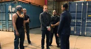 Sherlock (Jonny Lee Miller, M.) wird von El Halcoln (Jon Huertas, r.) und seiner gefährlichen Drogendealer-Bande gekidnapped.