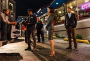 Holmes (Jonny Lee Miller, r.) und Watson (Lucy Liu, M.) sind mit dem NYPD (Zachary Knighton, l.; Jon Michael Hill, 2.v.l.) auf der Suche nach einer vermissten Frau, die offenbar entführt wurde? Trügt der erste Eindruck?