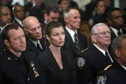 Danny (Donnie Wahlberg, l.), Erin (Bridget Moynahan, M.) und Henry Reagan (Len Cariou, r.) trauern um eine Kollegin, die während eines Einsatzes erschossen wurde ...