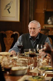 Unterhält seine Familie immer wieder mit Geschichten aus seiner Zeit als Polizeichef von New York: Henry Reagan (Len Cariou) Unterhält seine Familie immer wieder mit Geschichten aus seiner Zeit als Polizeichef von New York: Henry Reagan (Len Cariou)