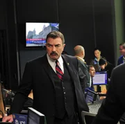 Durch eine abgefangene E-Mail erfährt die Polizei, dass jemand vorhat, in New York eine Bombe zu zünden. Frank Reagan (Tom Selleck) muss schnell entscheiden, wie die Polizei in diesem Fall vorgehen soll ... Durch eine abgefangene E-Mail erfährt die Polizei, dass jemand vorhat, in New York eine Bombe zu zünden. Frank Reagan (Tom Selleck) muss schnell entscheiden, wie die Polizei in diesem Fall vorgehen soll ...