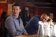 Jamie (Will Estes, l.) und Danny (Donnie Wahlberg, r.) wollen den Abend in einer Bar ausklingen lassen, doch schon gibt es neue wichtige Erkenntnisse im aktuellen Fall und der Feierabend rückt weiter in die Ferne ...