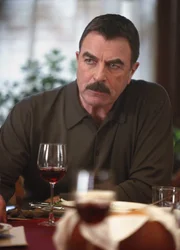 Argwöhnisch beobachtet Frank Reagan (Tom Selleck) wie es erneut zum Streit zwischen seinen beiden Söhnen Jamie und Danny kommt.
