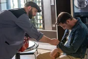 Hausmeister Winkler (Steffen Wolf, l.) ist fassungslos: Der unbekannte Besucher (Komparse, r.) im Kommissariat Rosenheim ist nicht eingeschlafen, sondern tot.