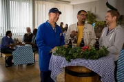 Dominik Morgenstern (Joscha Kiefer, r.) und Franz Ainfachnur (Christofer v. Beau, M.) befragen Leopold Maier (Alexander Duda, l.).