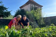 Moderatorin Annette Krause im Garten mit Sternekoch Jerome Jaegle.
