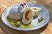 Aprikosenknödel mit Puderzucker und Quark