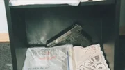 Im Zimmer eines jungen Mannes in seinem Elternhaus findet die Kripo die Tatwaffe, eine Pistole vom Kaliber 9 Millimeter.