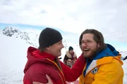 Aus der Lawine gerettet: Michi Dörfler (Robert Lohr, l.) freut sich, dass Markus (Sebastian Ströbel, r.) das Unglück überlebt hat. Im Hintergrund: Emilie Hofer (Stefanie von Poser).