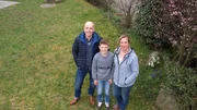 Der Hauptgarten von Familie Rickert liegt nicht hinter dem Haus, sondern davor, direkt an einer Straße. Der Familie fehlt die Privatsphäre, zumal sie sich nichts sehnlicher wünschen als einen Whirlpool. Die Gartenprofis Nicole Johag und Frank Riese wissen Rat und erstellen zwei Konzepte, die die Familie begeistern.
