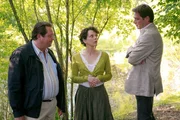 Florian Prantl (Andreas Giebel) und Christian Lind (Tom Mikulla, r.) haben Diana Stangler (Dorothee Hartinger) überrascht, was die in arge Erklärungsnot bringt.