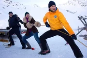 Mit vereinten Kräften versuchen Markus (Sebastian Ströbel, r.), Emilie (Stefanie von Poser, M.) und Gert (Martin Leutgeb, l.) Tobias aus seiner schwierigen Lage zu befreien.