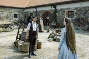 Herzogin Ludovika und Georg Basselet von La Rosée (Klaus Steinbacher, l.) haben das geplante Pferderennen um Schloss Possenhofen abgesagt. Sisi (Dominique Devenport, r.) stellt ihren Konkurrenten zur Rede.