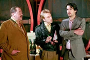 Ferdl Kreuzeder (Florian M. Odendahl, r.) behauptet gegenüber Korbinian Hofer (Joseph Hannesschläger, l.) und Michael Mohr (Max Müller), dass eine wertvolle Flasche gestohlen wurde. Sollte ein Einbrecher der Mörder sein?