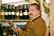 Selbst Kommissar Korbinian Hofer (Joseph Hannesschläger) beteiligt sich an der Suche nach der verschwundenen Weinflasche, die mehrere 10.000 Euro wert sein soll.