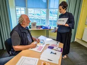 Lojze Wieser beim Walisisch-Sprachkurs mit Lehrerin Shân Gwenfron Jones in Nantgwrtheyrn.