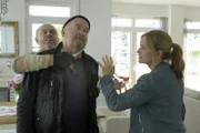 Die beiden Kommissare Otto Garber (Florian Martens, M.) und Linett Wachow (Stefanie Stappenbeck, r.) überraschen einen Einbrecher (Attila Georg Borlan) in der Wohnung von Herrn Bundschuh.